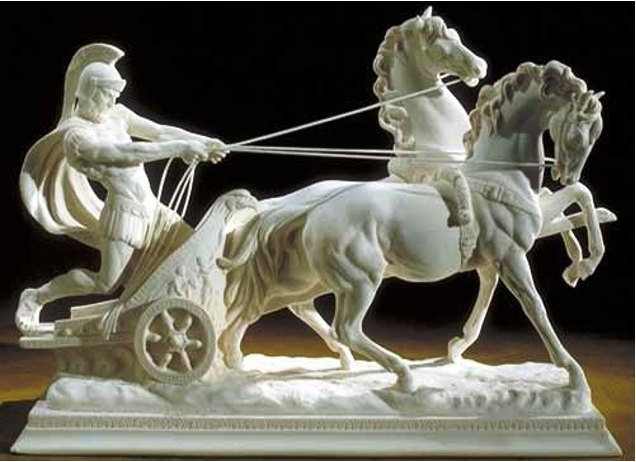 Escultura clásica en mármol blanco de un auriga que conduce un carro tirado por dos caballos
